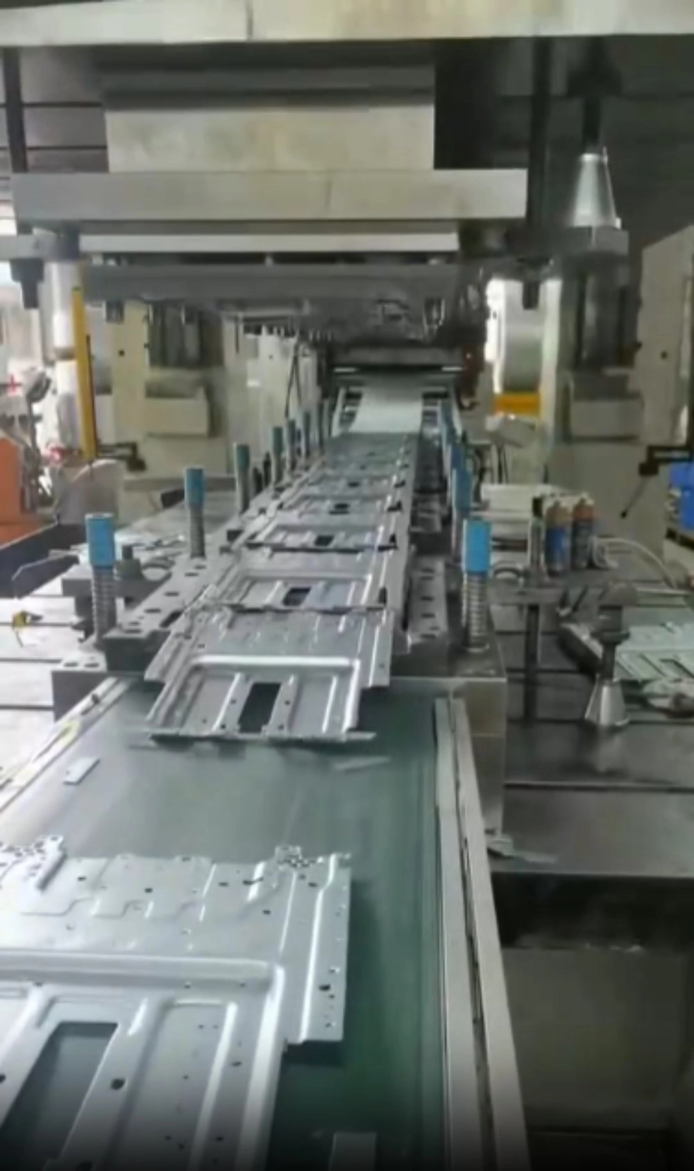 順送金型スタンピング